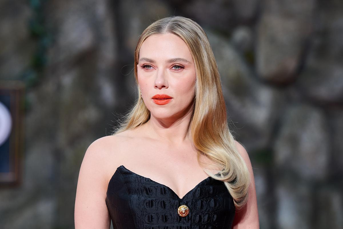 Scarlett Johansson porte un eye-liner aux tons rougeâtres contrastant avec ses yeux verts