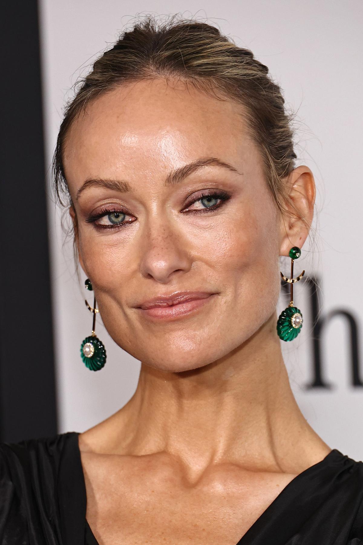 Olivia Wilde opte pour un maquillage mélangeant les tons rougeâtres et noirs