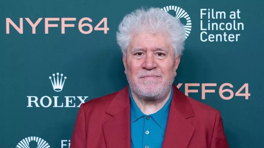 Pedro Almodóvar, à propos d'une de ses propriétés: «Je l'ai achetée plus que pour y vivre, pour pouvoir la décorer et installer tous les tableaux que j'achète»