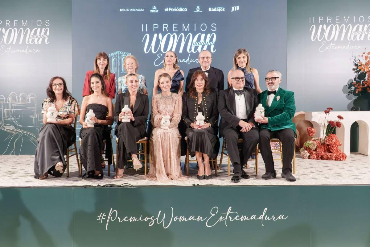 Photo de famille des II Prix Femme Extremadura : les gagnantes Elvira Fortunato, Sandra Majada, Berta Collado, Soraya, Marina Conde et les responsables de SANCHA Tradición Popular (de gauche à droite, en première ligne). Derrière, Mayka Sánchez, Arantza Sarasola, María Guardiola, Javier Moll et Ainhoa ​​​​Moll