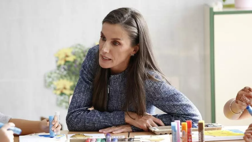 Letizia retrouve son rôle de journaliste au studio de télévision Zarzuela pour réaliser un reportage contre les addictions