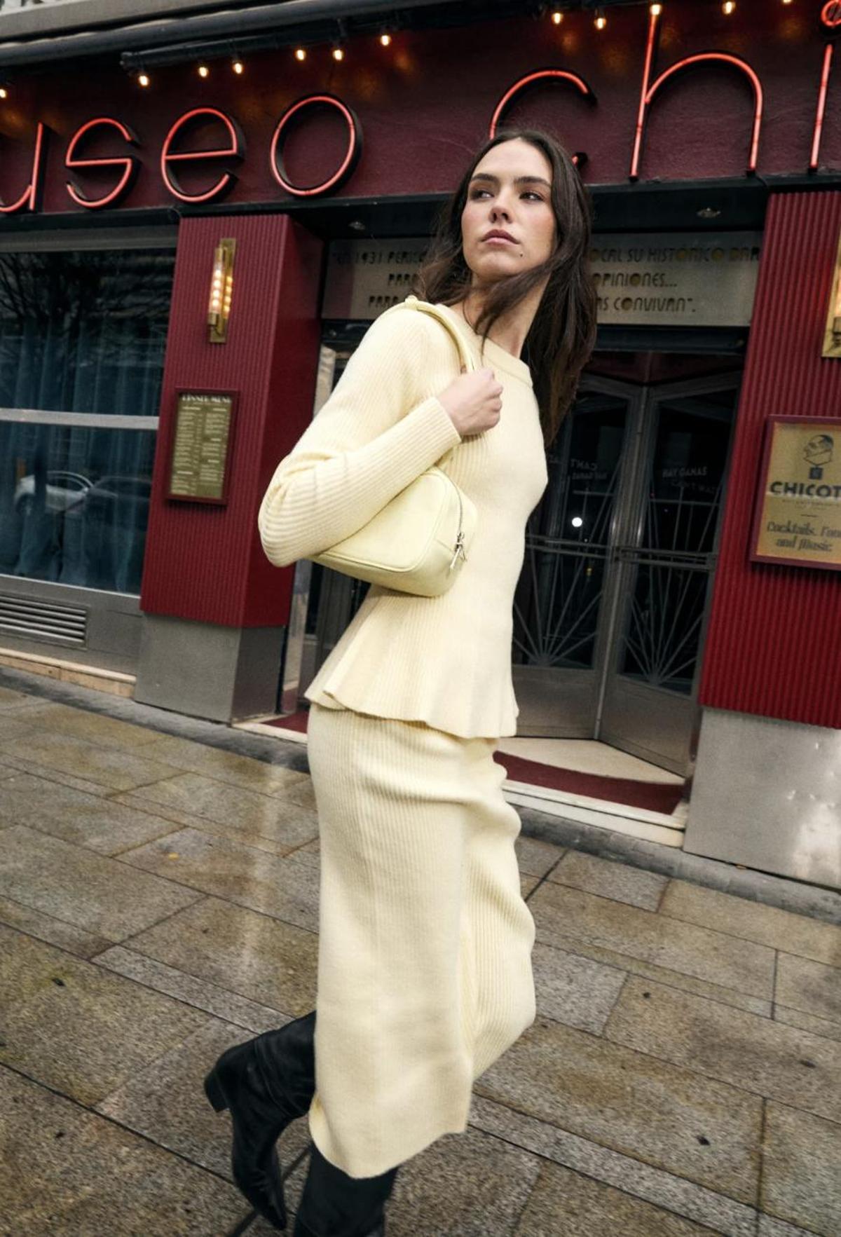 Ensemble pull tricoté et jupe midi