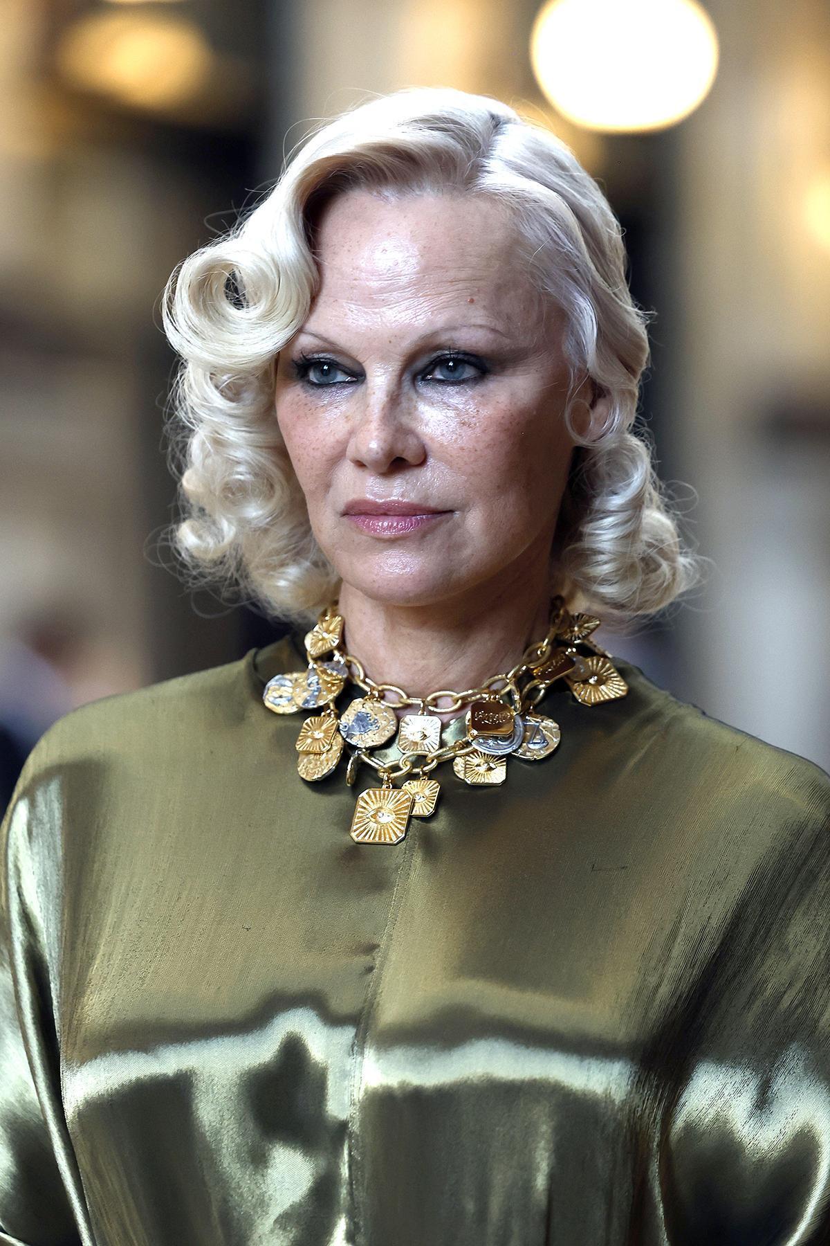 Nous analysons le maquillage des yeux charbonneux de Pamela Anderson