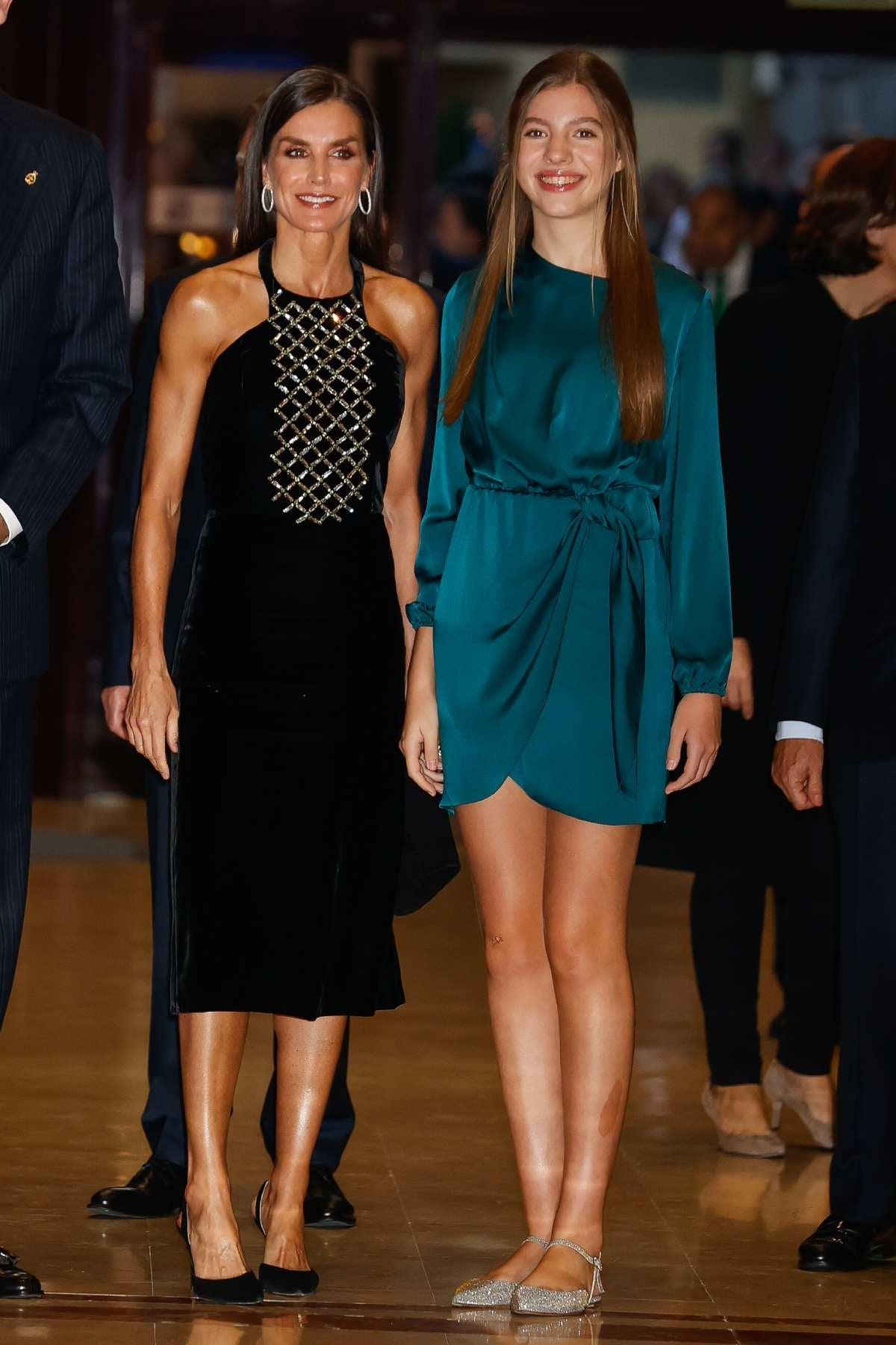 La reine Letizia et l'infante Sofía au concert des Prix Princesse des Asturies 2022.