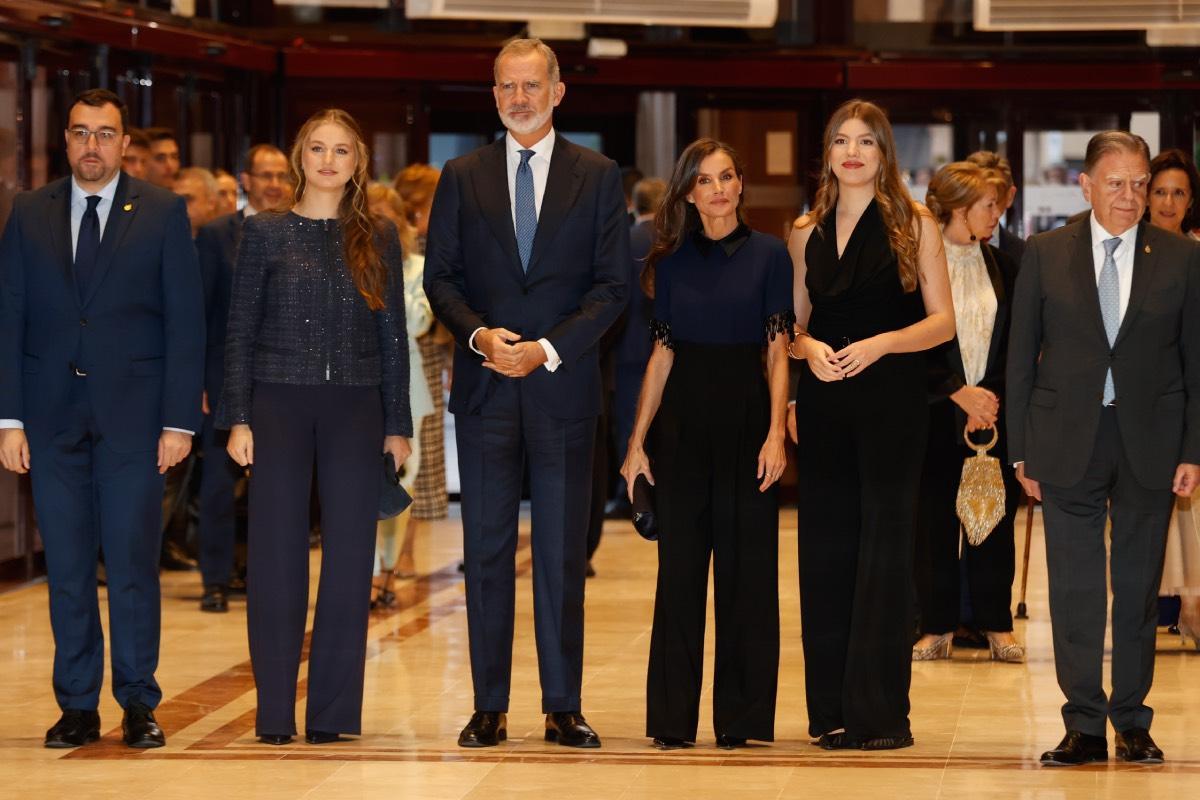 La princesse Leonor, le roi, la reine Letizia et l'infante Sofía pour le concert précédant la remise des Prix Princesse des Asturies