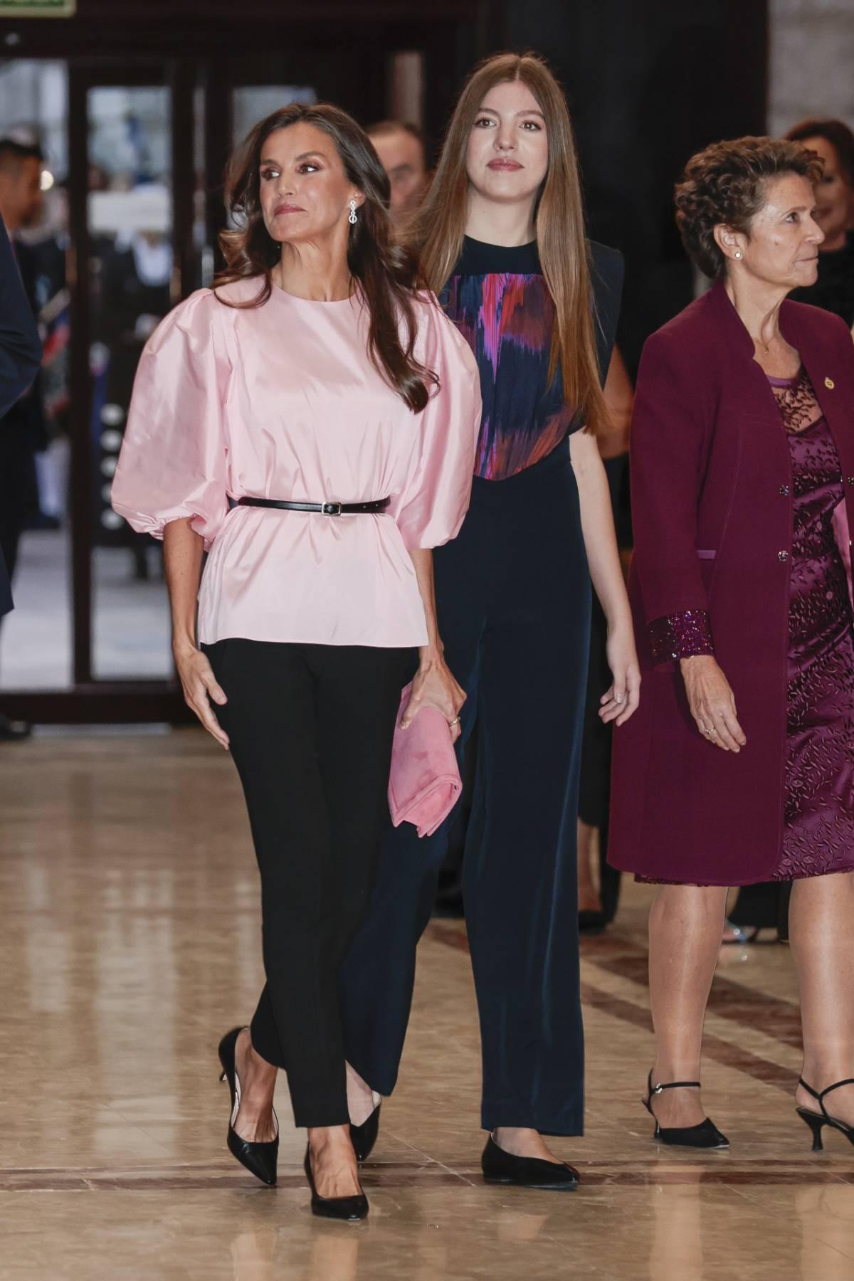 La reine Letizia avec un chemisier María Barragán au concert des Prix Princesse des Asturies 2023