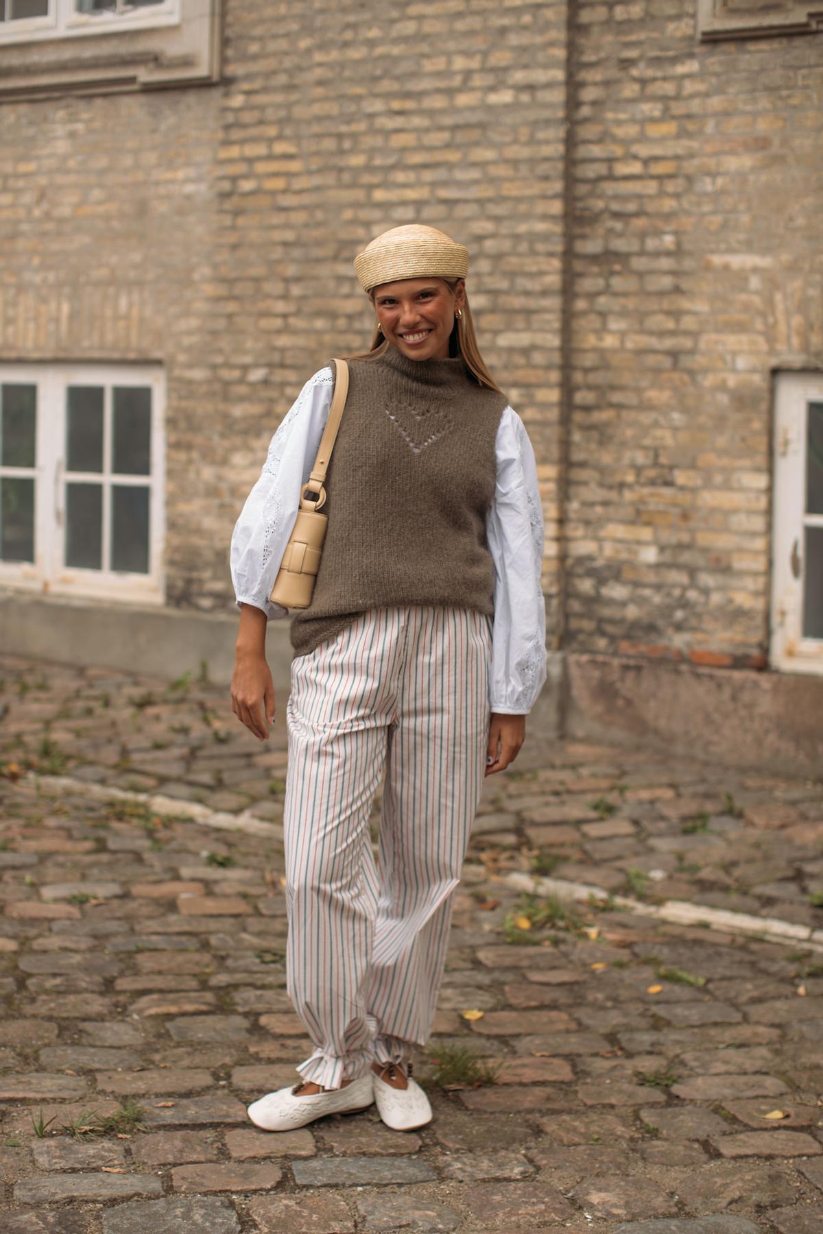 Look street style de Copenhague idéal à recréer avec des baskets de couleur crème