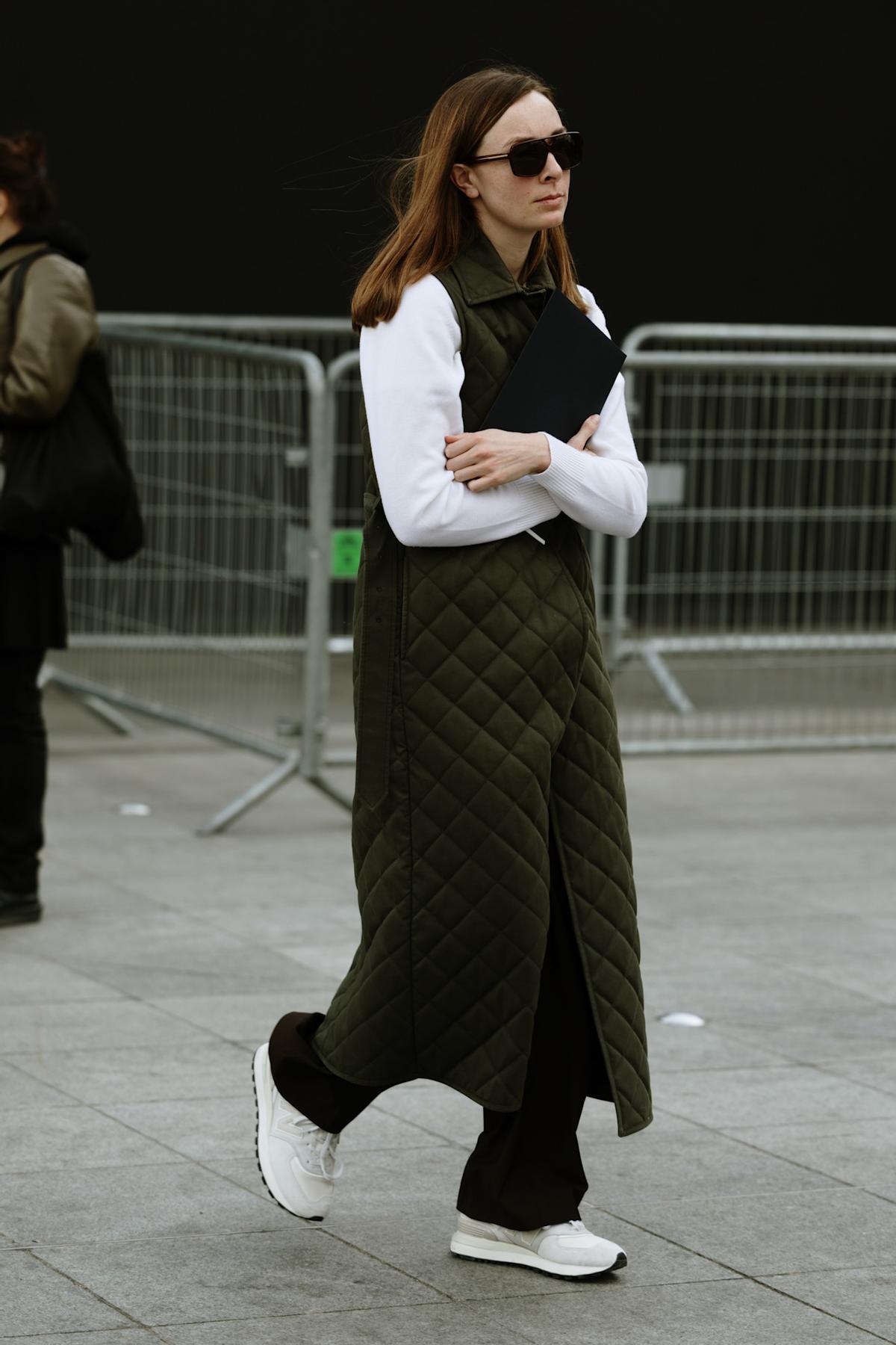 Look street style parisien avec des baskets de couleur crème