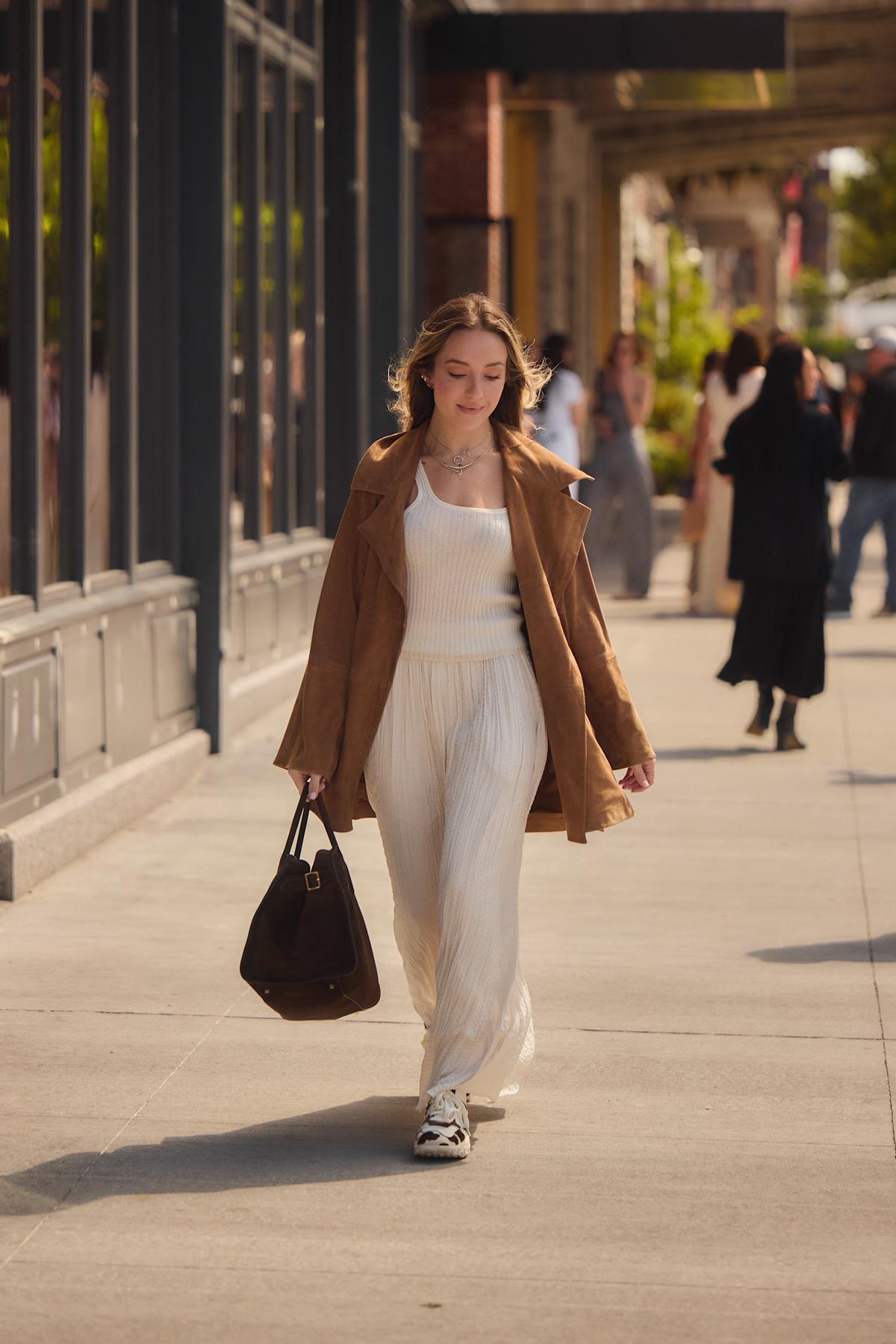 Look street style new-yorkais avec des baskets de couleur crème
