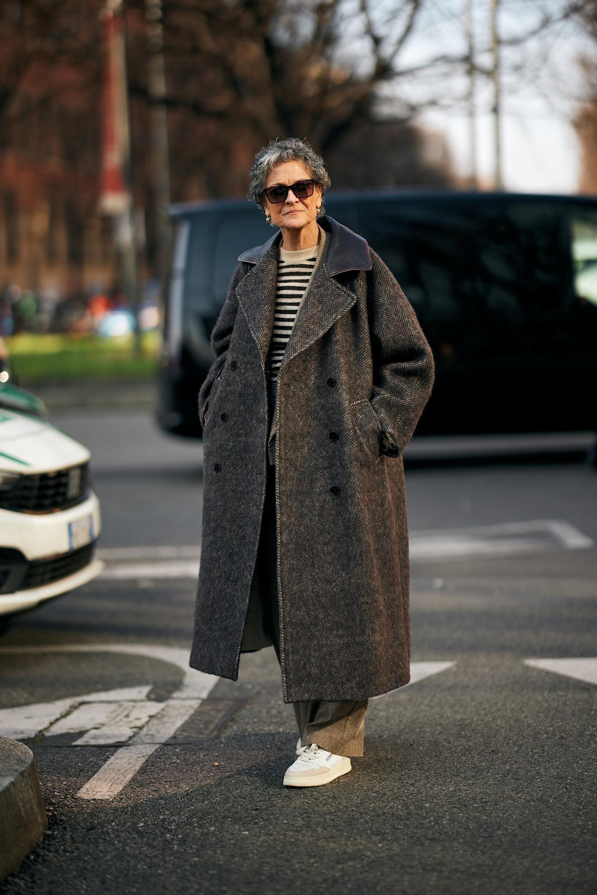 Look street style milanais avec un long manteau marron