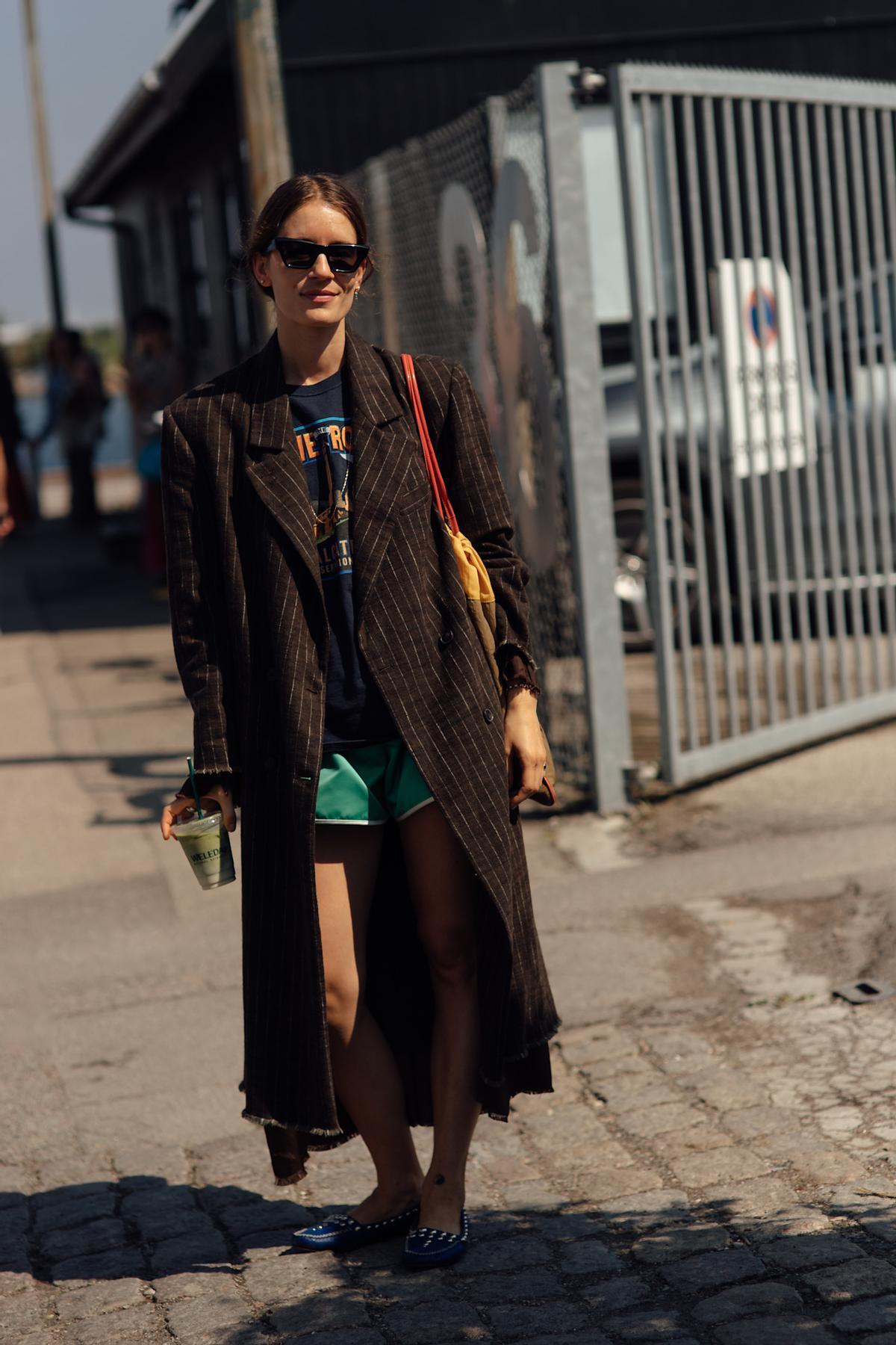 Look street style à Copenhague avec un manteau marron semblable à celui de Zara