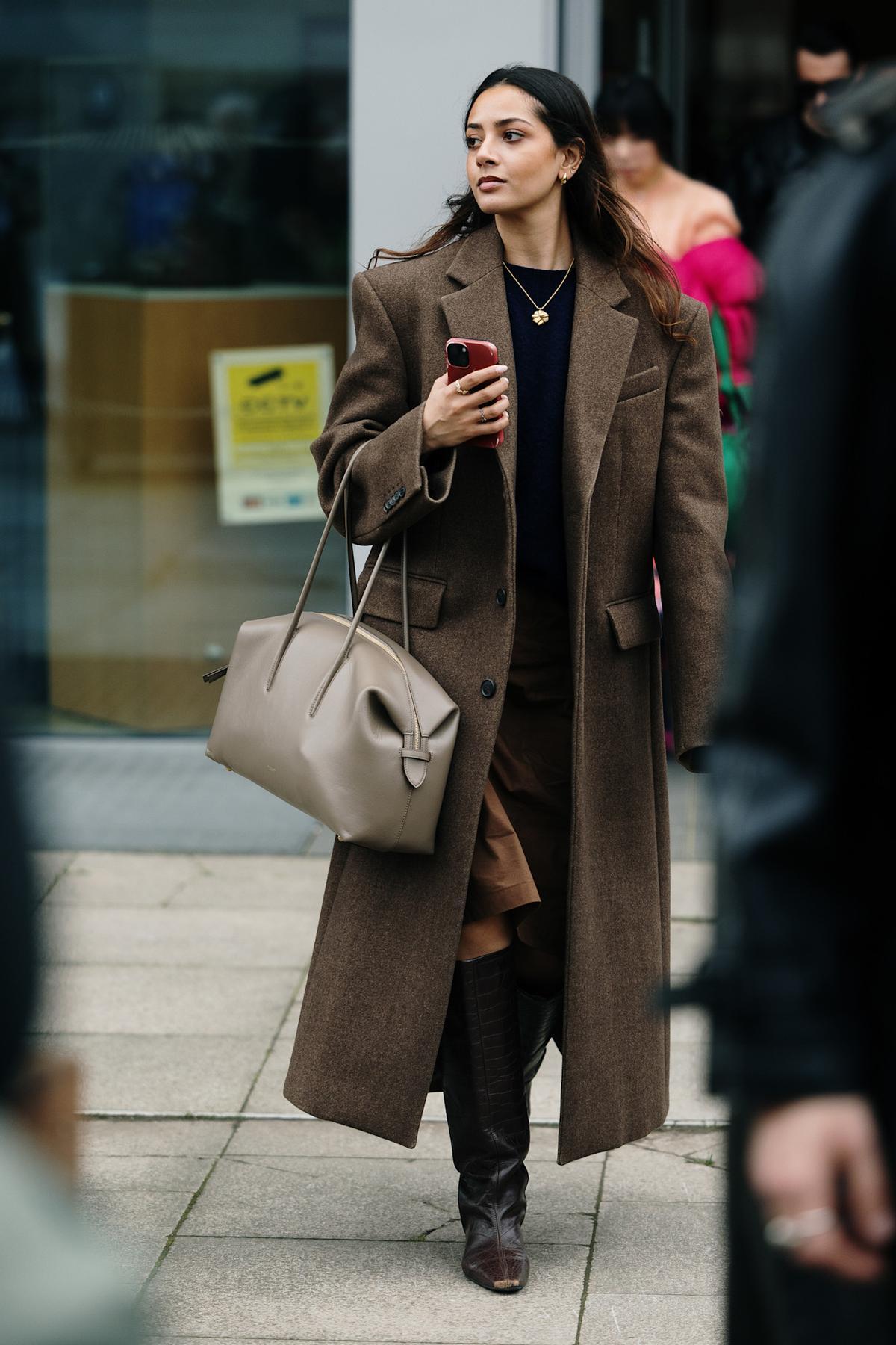 Look street style londonien avec un long manteau marron