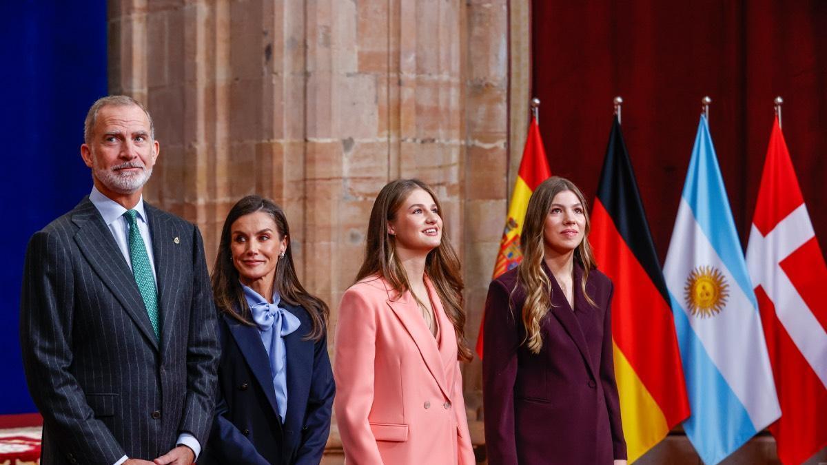 La princesse Leonor et l'infante Sofía, entourées des rois lors de l'audience des Prix Princesse des Asturies 2026
