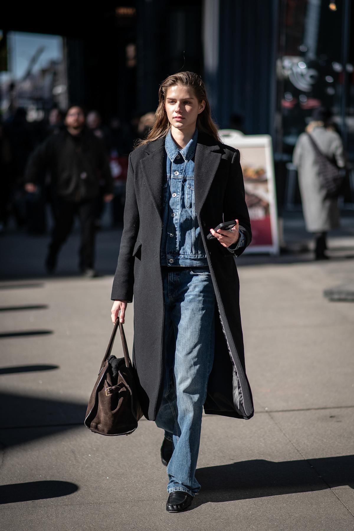 Look street style new-yorkais avec un manteau marron