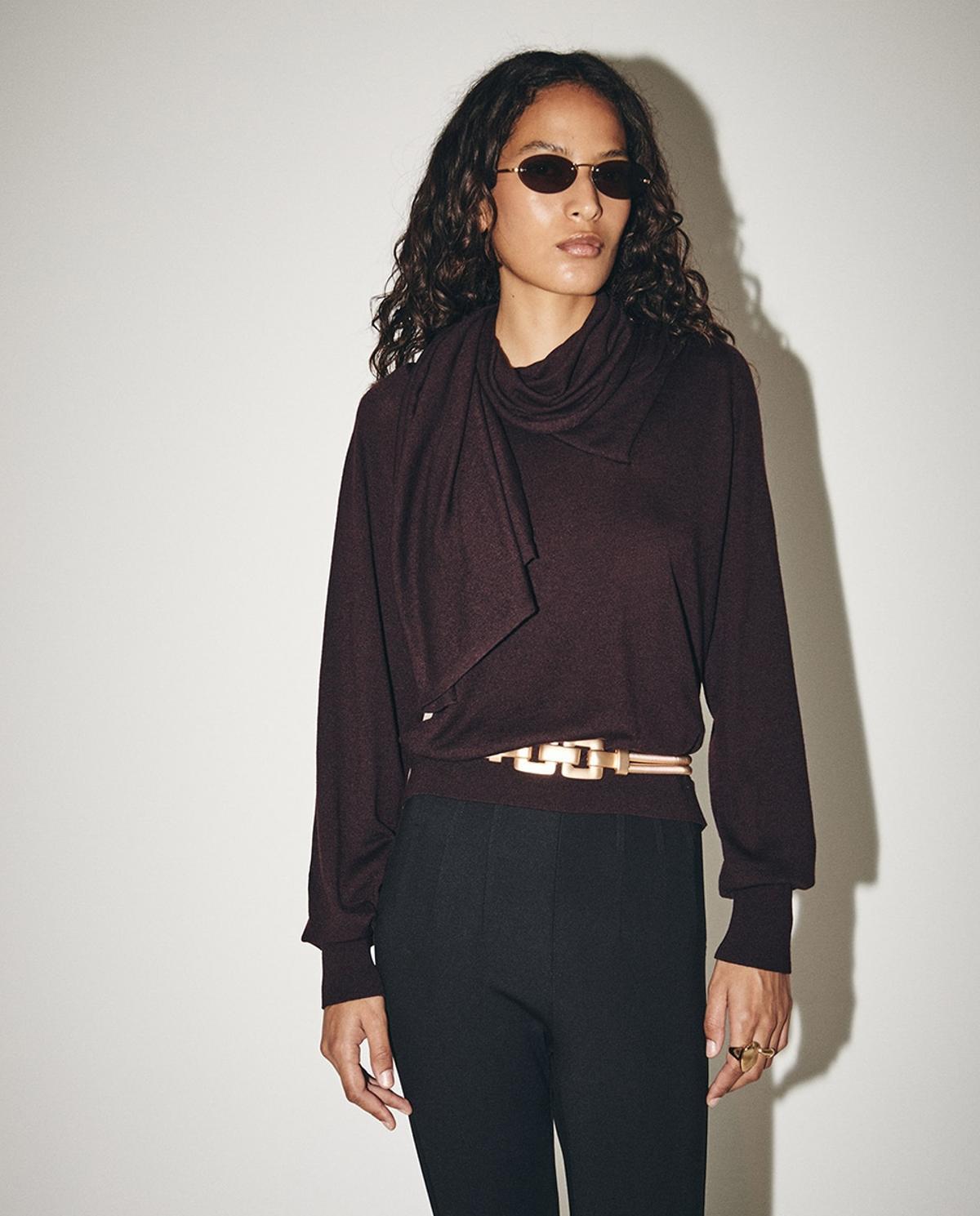 Pull tricoté avec écharpe
