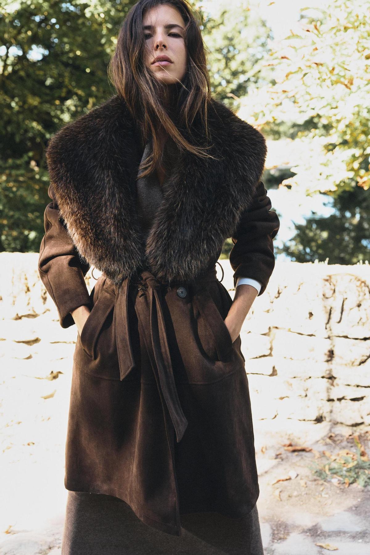 Manteau long marron avec ceinture et col fourrure