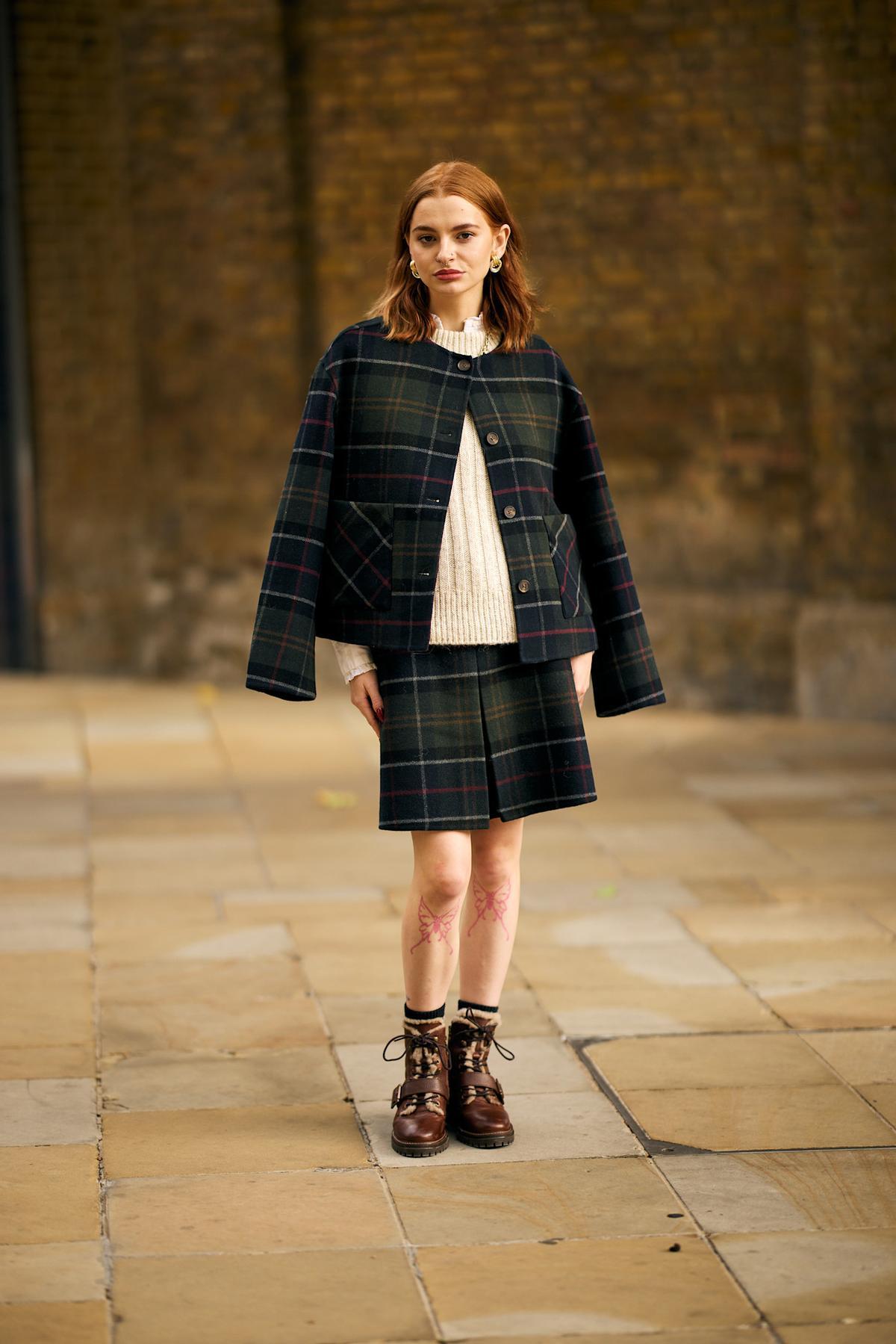 Look street style avec des bottes marron