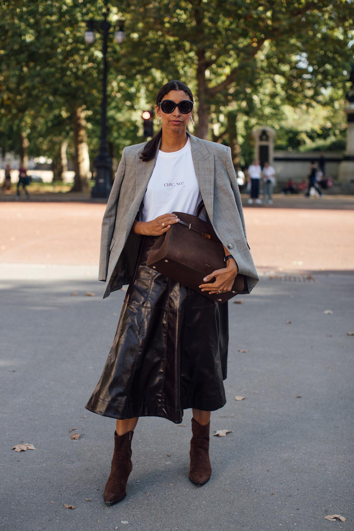Look street style avec des bottes marron