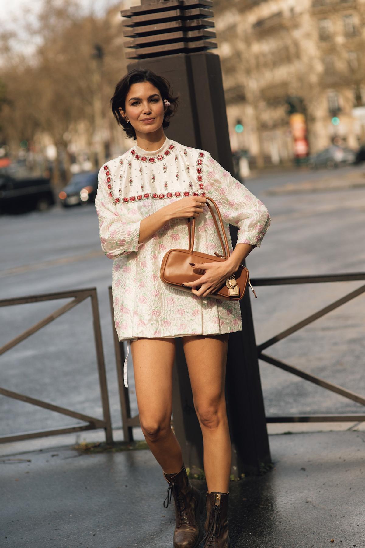 Look street style avec des bottes marron