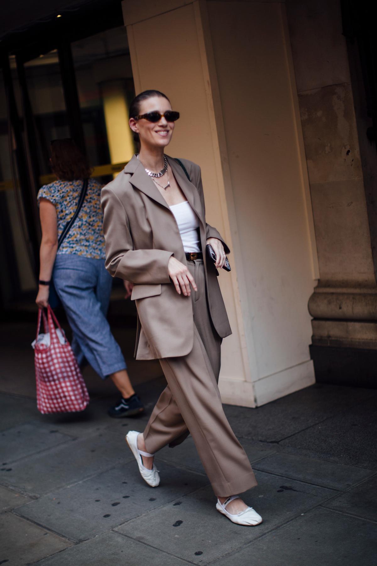 Look street style londonien avec des ballerines blanches similaires au modèle Adidas