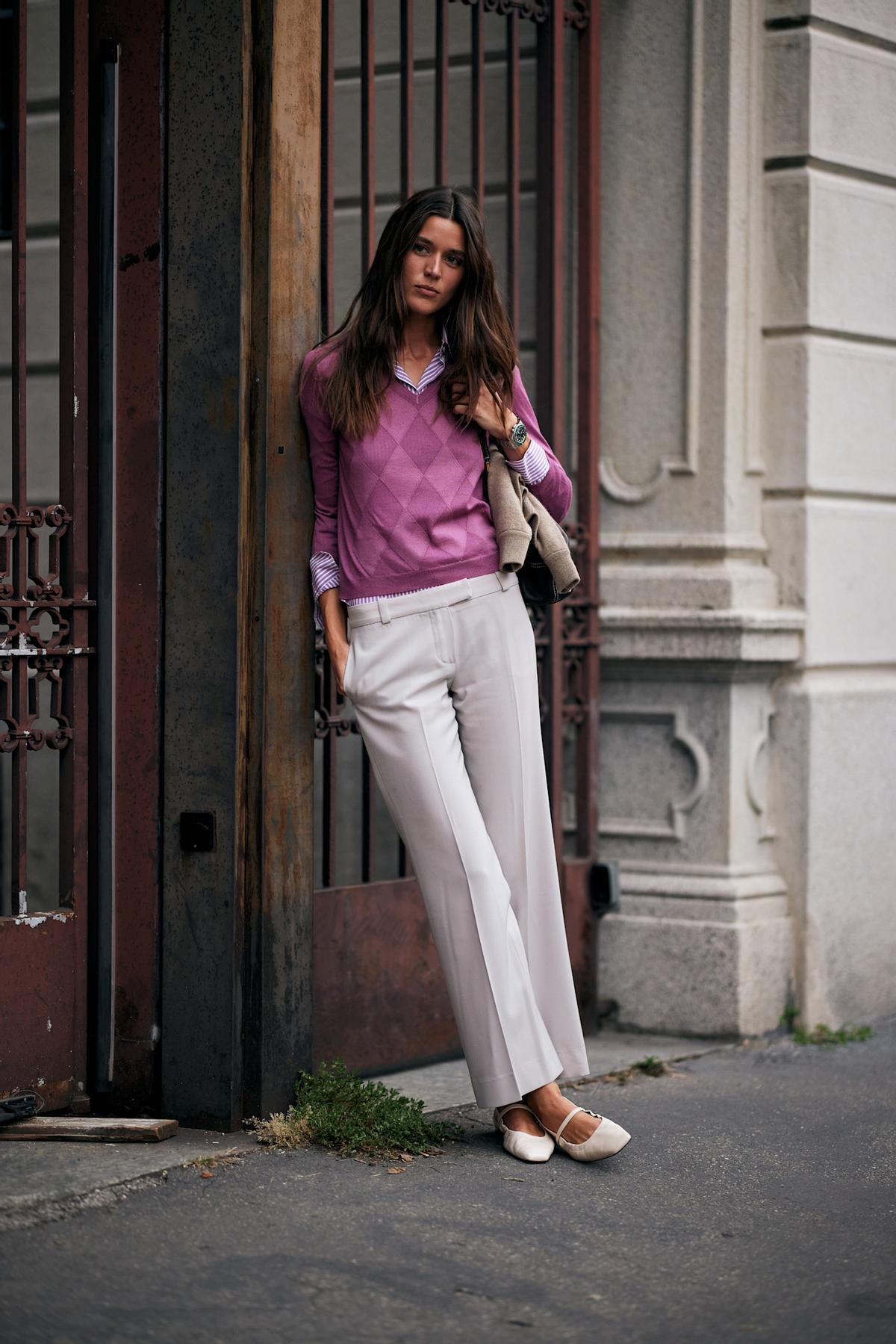 Look street style milanais avec ballerines blanches idéales pour la mi-temps