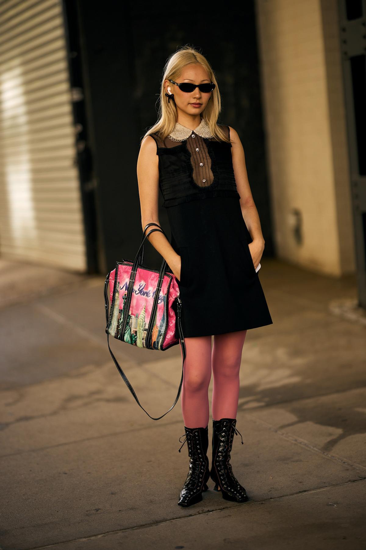 Look street style avec des bottes à lacets noires