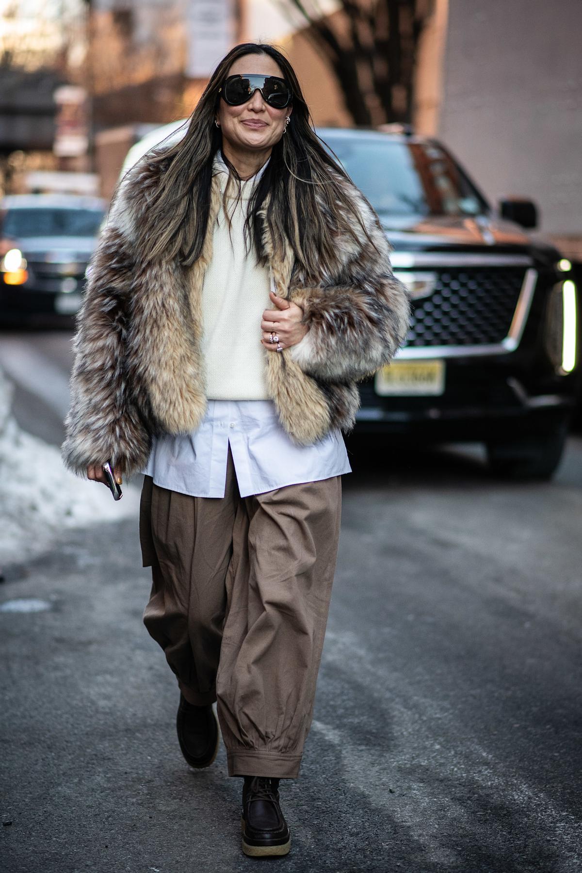 Look street style avec des bottes noires