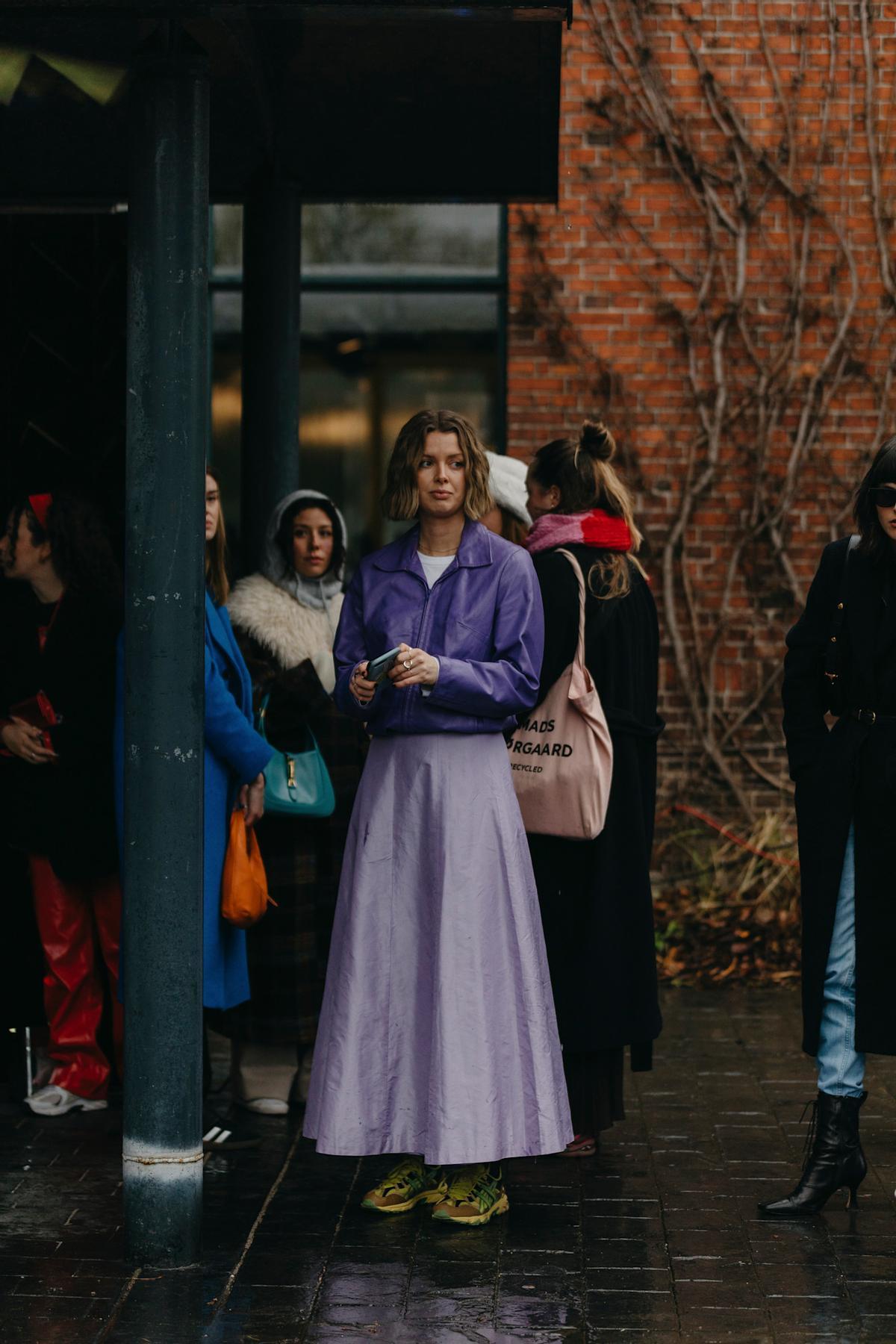 Look street style de Copenhague avec des baskets vertes
