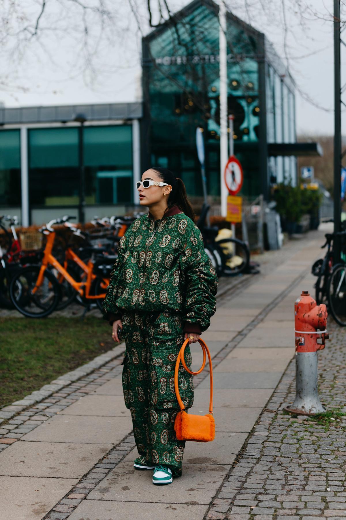 Look street style Cophenague avec des baskets vertes