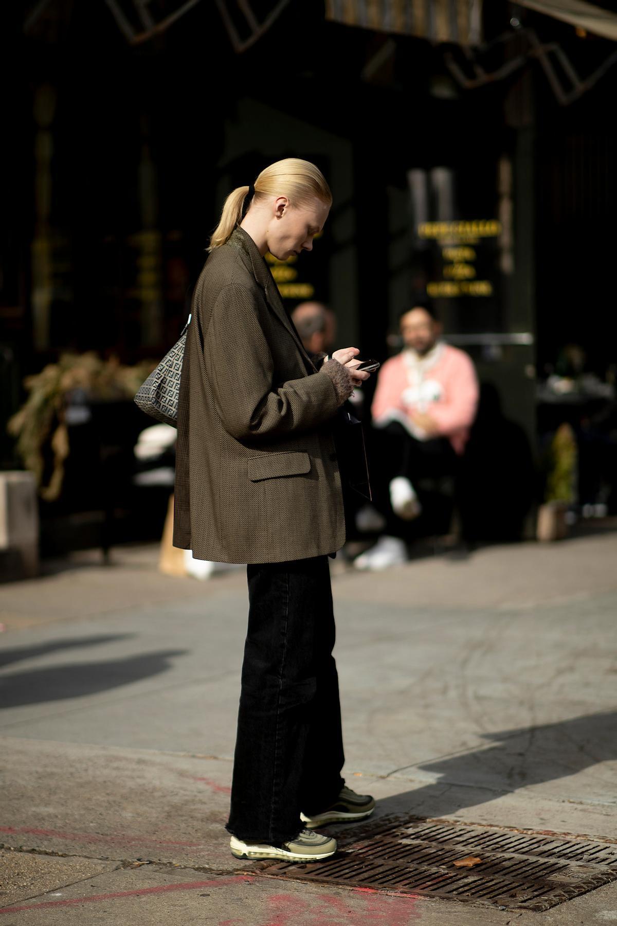 Look street style new-yorkais avec des baskets vertes