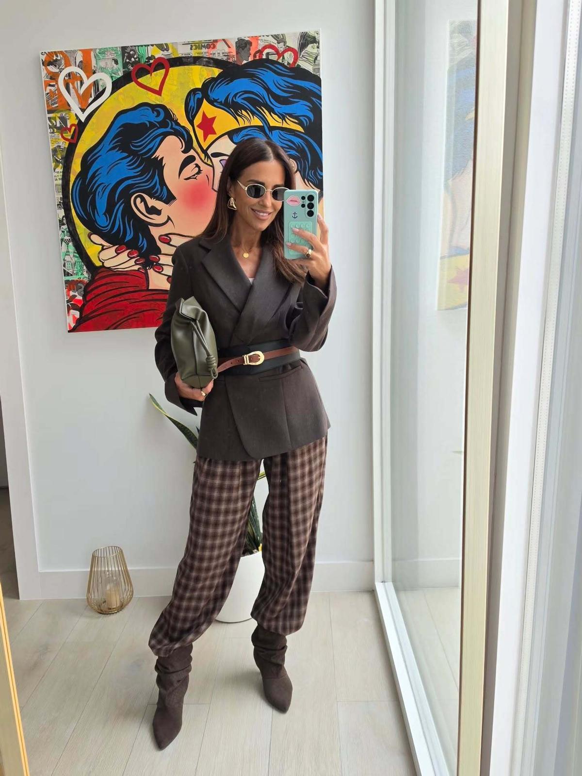 Le look automne-hiver de Paula Echevarria avec un pantalon à carreaux