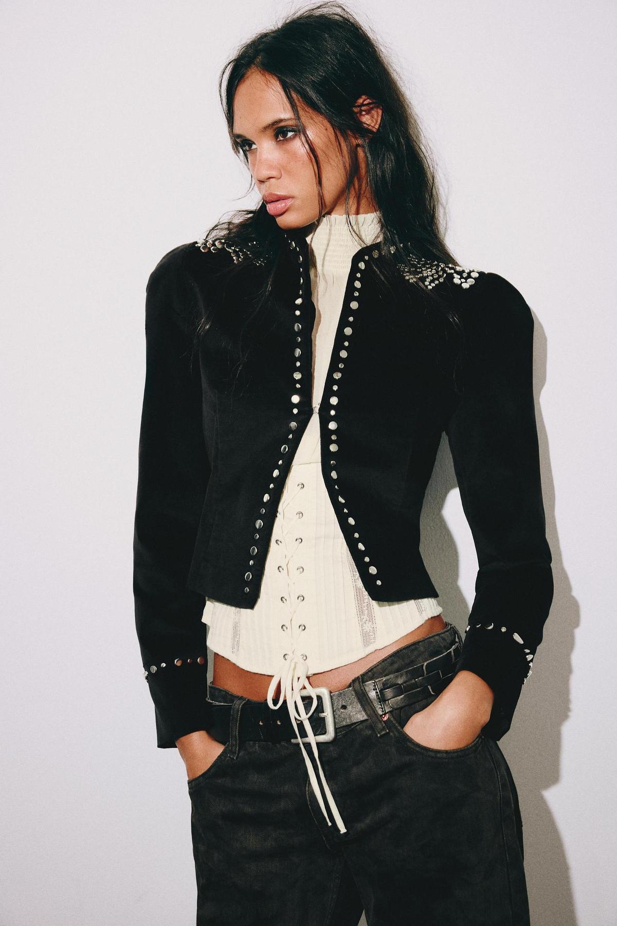 Veste courte en velours clouté