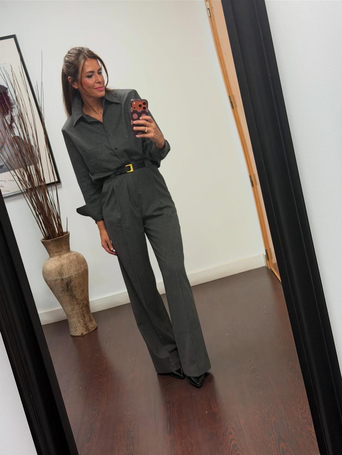 Le look de Nuria Roca avec un ensemble gris d'une marque espagnole