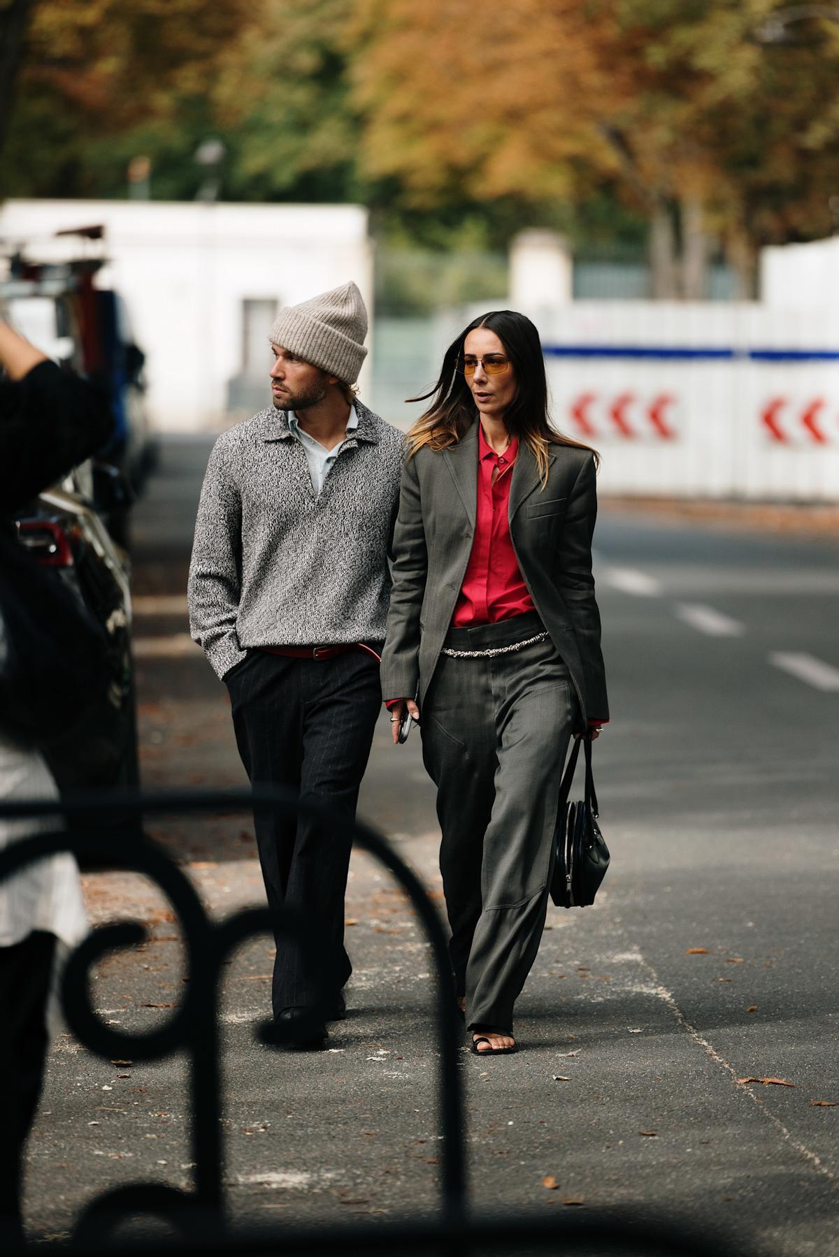 Look street style avec une tenue grise et un pull rouge