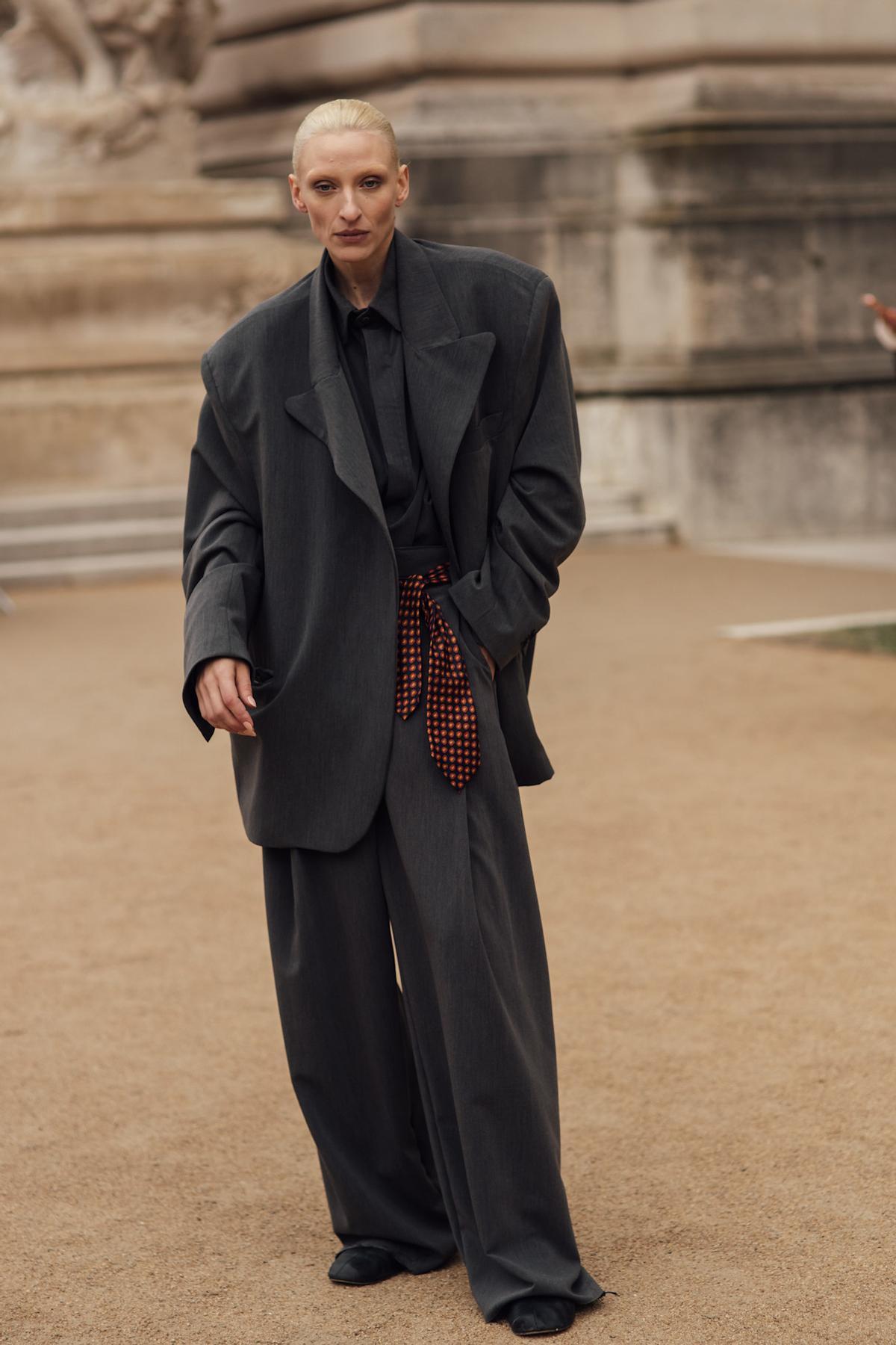 Look street style avec une tenue grise