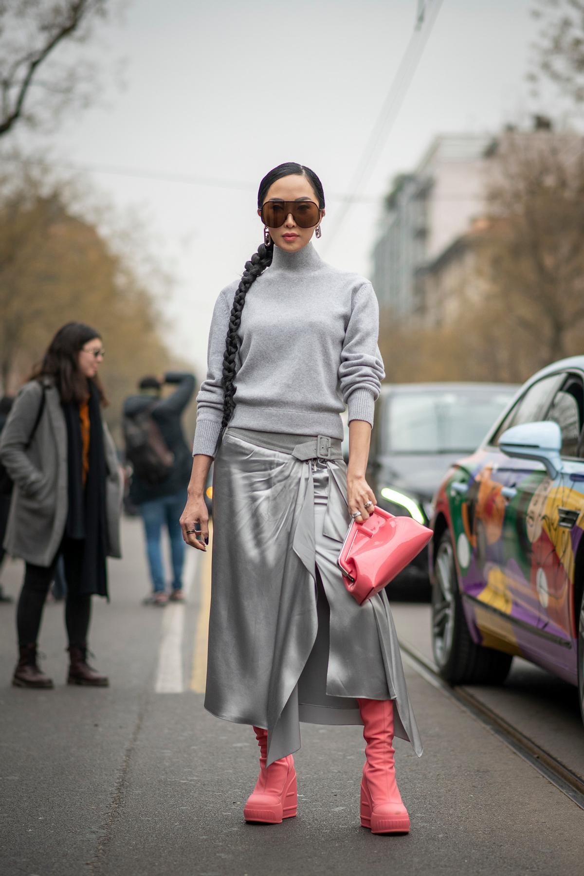 Look street style avec des bottes roses