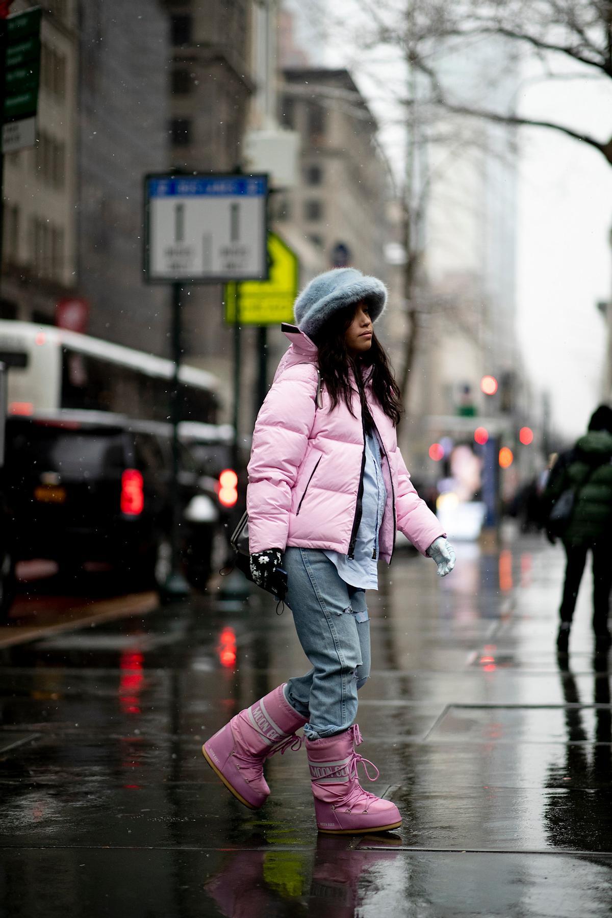 Look street style avec des bottes roses dans une tenue de pluie