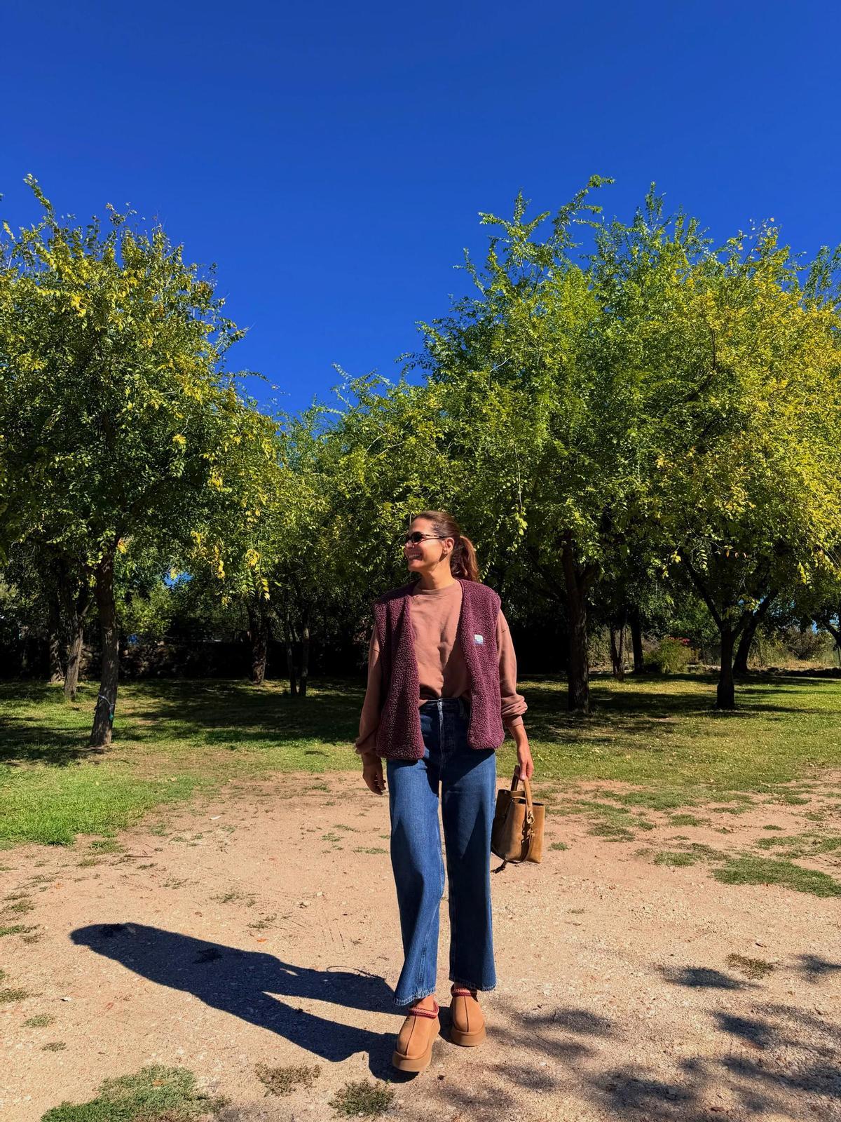 Nuria Roca avec des bottines type UGG
