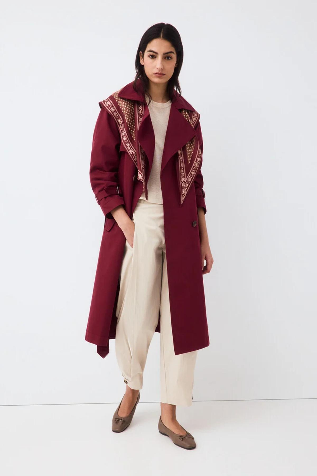 Trench bordeaux avec écharpe par Pedro del Hierro