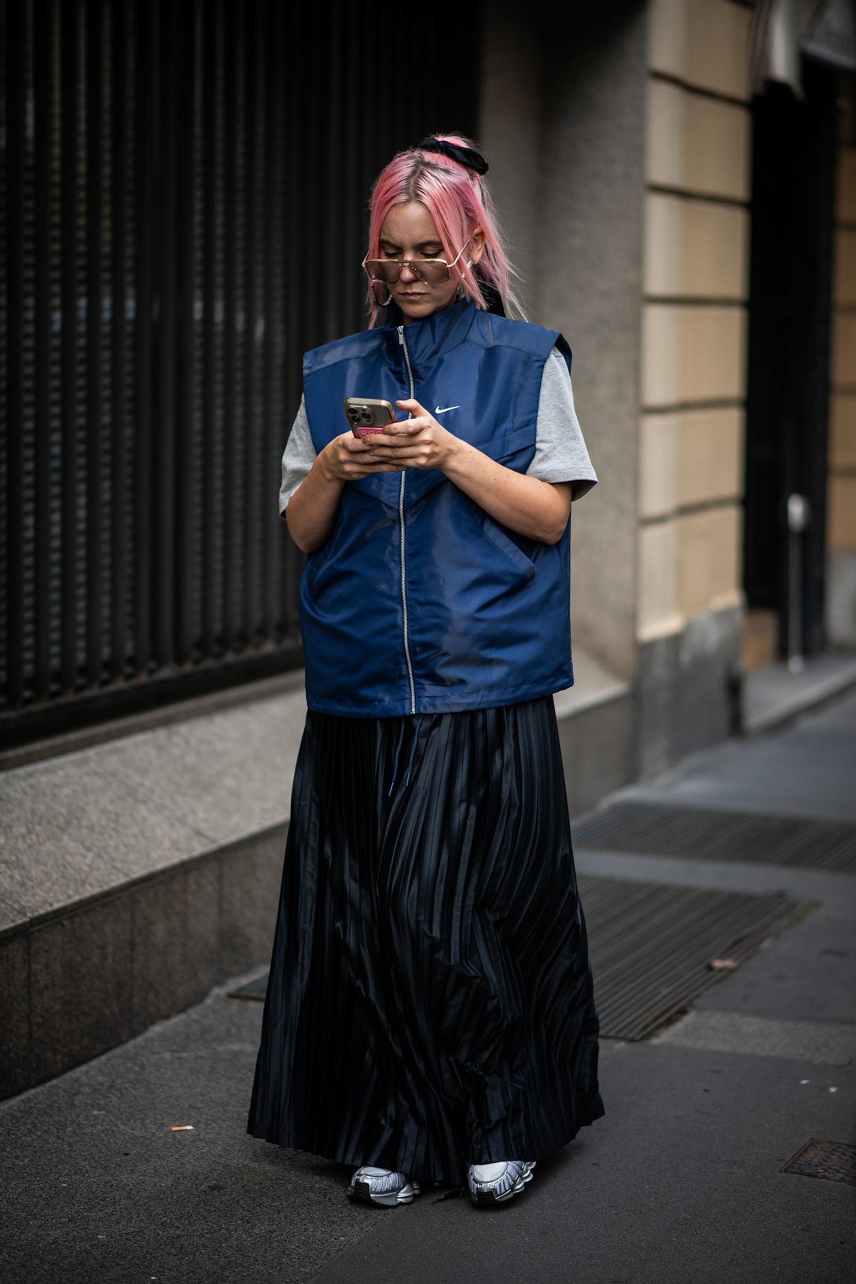 Look street style avec des baskets aux détails argentés