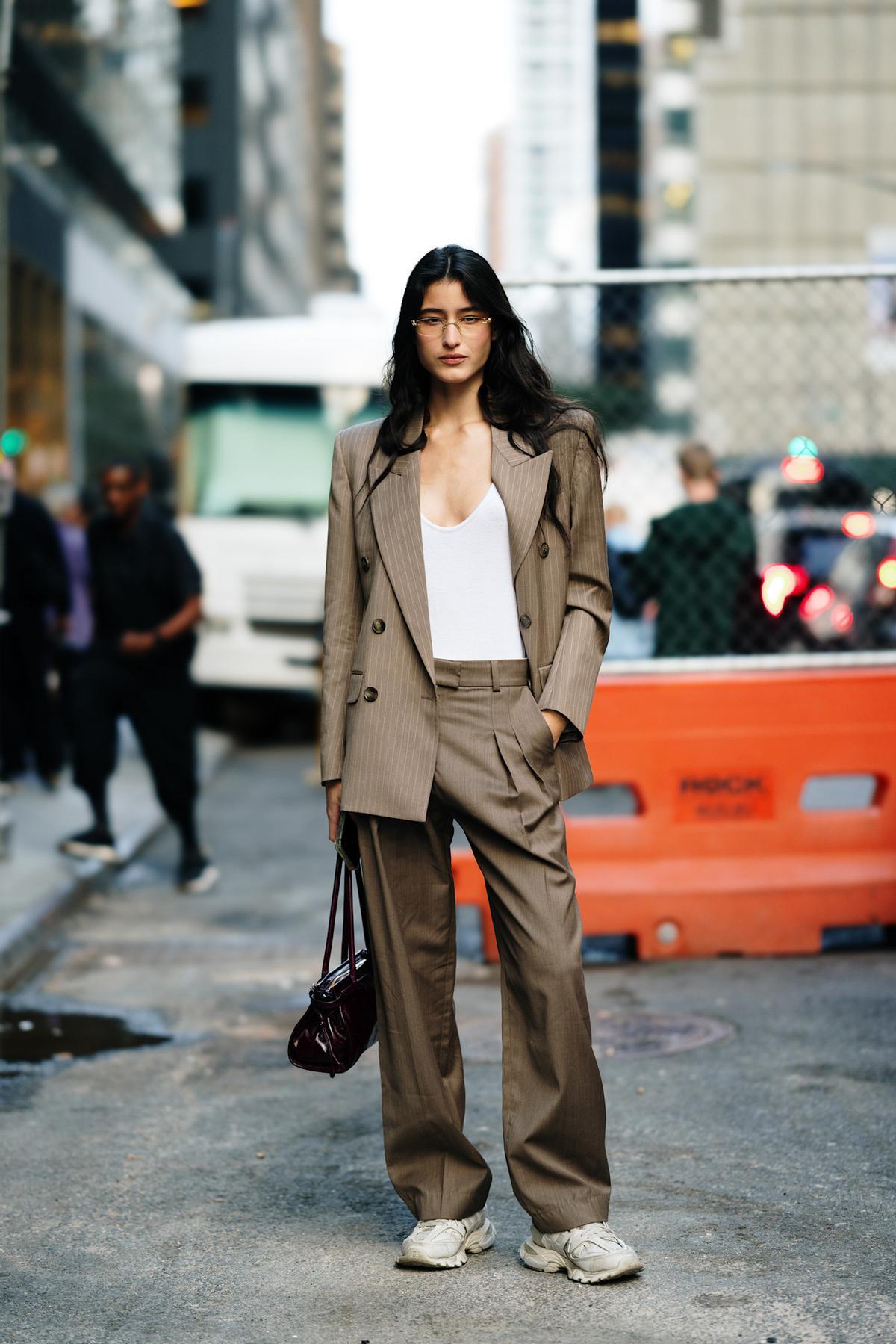 Look street style avec des baskets aux détails argentés