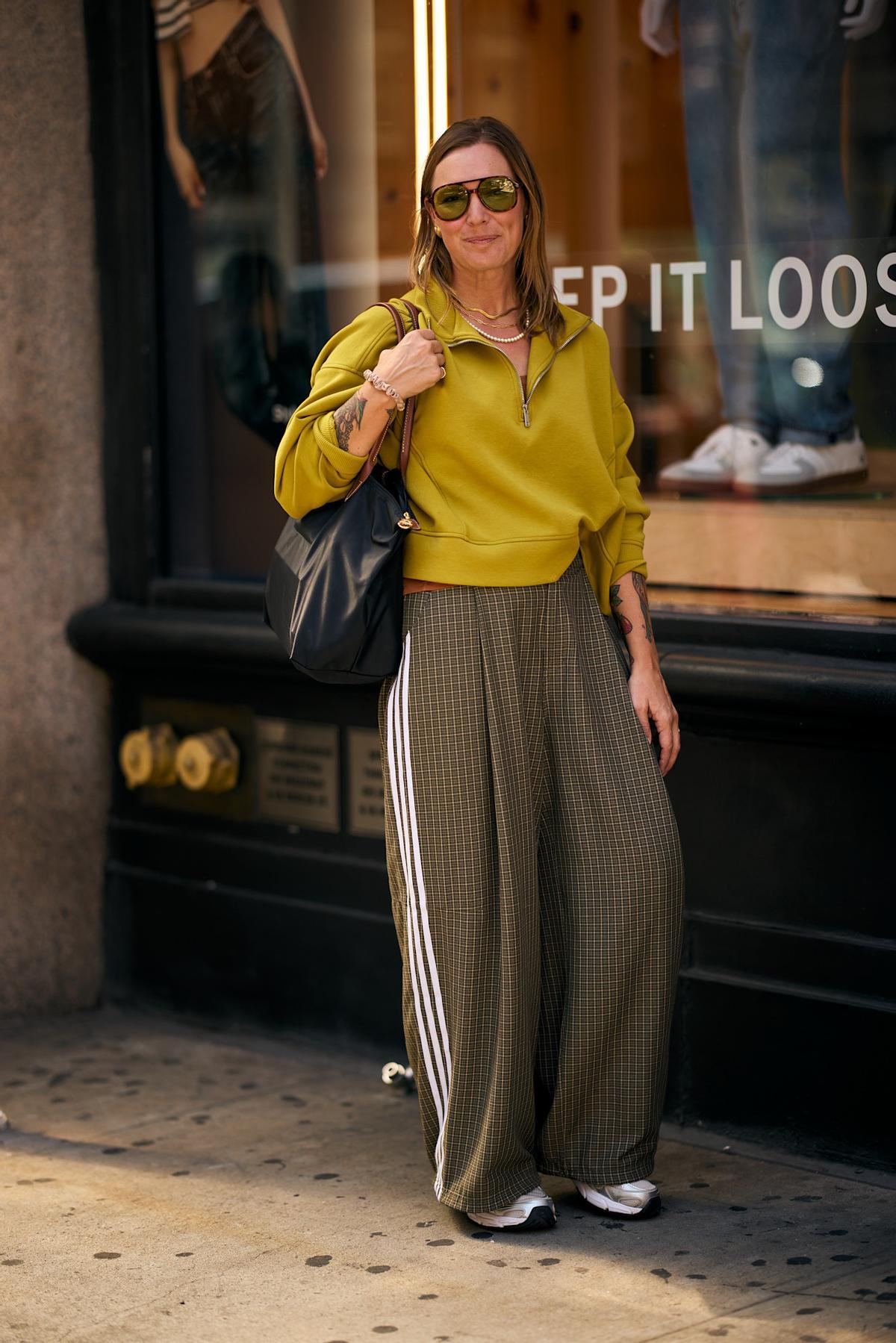 Look street style avec des baskets aux détails argentés