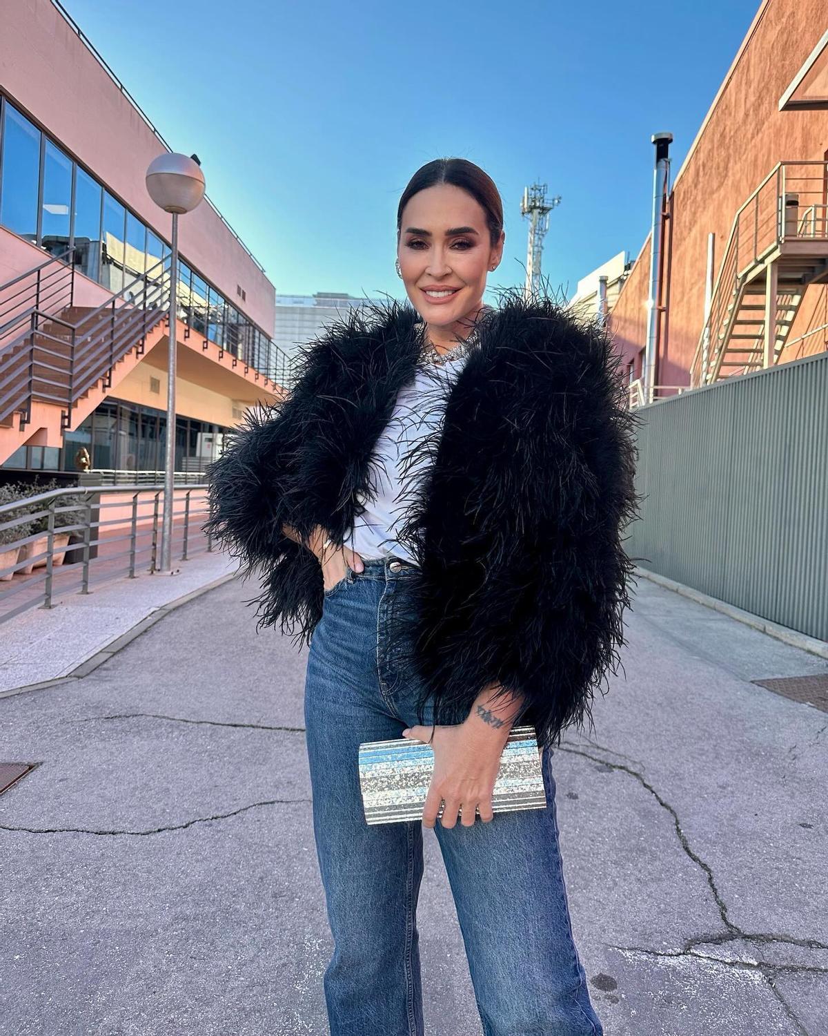 Vicky Martín Berrocal avec un manteau de fourrure