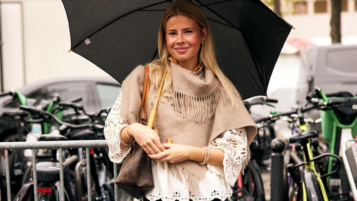 Look de street style de Paris que hace match con las zapatillas impermeables de Adidas