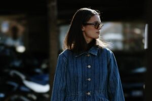 Adieu les pantalons palazzo : Zara sort le pantalon ballon le plus confortable que l'on portera cet automne/hiver 2026-2027 avec des chaussures à talons hauts