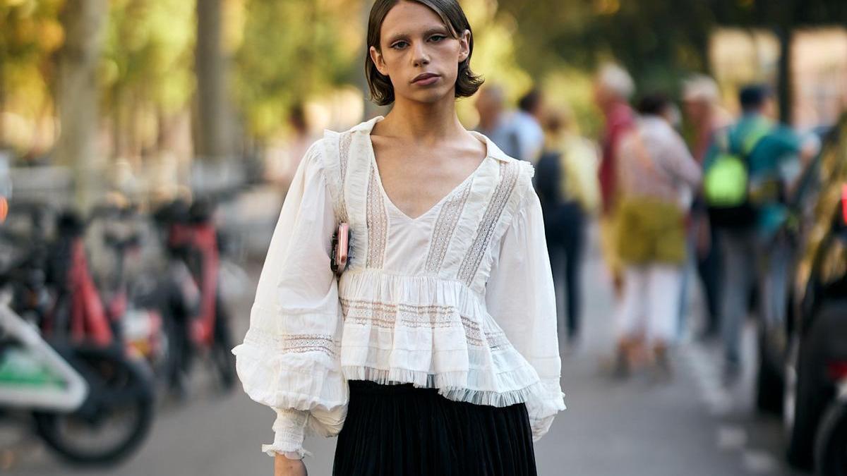 Look de street style de París con una blusa romántica combinada con unos pantalones balloon