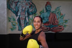 Ale Llosa, créatrice de la Méthode KO : « Le squat cosaque est magique car non seulement il sculpte le corps, mais il débloque également l'énergie stagnante »