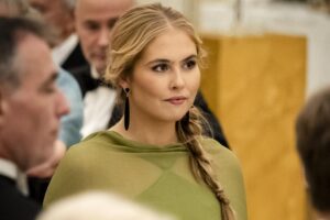 Amalia de Hollande éblouit encore une fois avec Mango : une robe d'invité vert pistache qui a l'air luxueuse pour un dîner de gala