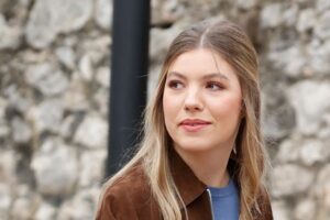 Avec une veste en daim marron chocolat de Massimo Dutti et des baskets blanches : Infanta Sofía a l'air confortable et répond aux tendances de l'automne lors de sa visite au Village Exemplaire 2026