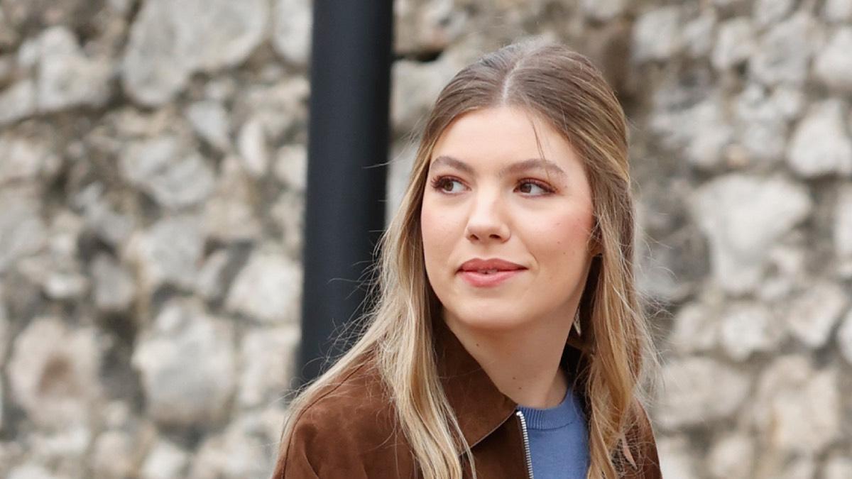 La infanta Sofía luce cómoda y cumple con las tendencias de otoño en su visita al Pueblo Ejemplar 2026